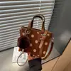 Bolsas Retro de Gama Alta de Nicho para Mujer 2026 Nuevas Bolsas Cruzadas Casuales Otoño/Invierno Bolsos Cubo de Mano Súper Populares