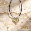 Bestseller Transfronterizo Europeo y Americano en Amazon: Elegante Collar con Cuerda Negra y Colgante de Corazón Irregular Bicolor para Mujer