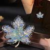 Nova Broche de Luxo para Mulheres com Diamantes Coloridos, Broche Folha de Bordo Totalmente Cravejado, Acessório Feminino de Alto Padrão, Broche de Lapela para Terno de Nicho Venda por Atacado