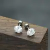Pendientes de botón de aguja fina con incrustación de diamante de cuatro garras y hebilla roscada simple estilo ins japonés y coreano pendientes de botón para el lóbulo de la oreja de circón súper brillante de lujo ligero