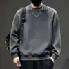 Camiseta de algodón gruesa de cuello redondo de alta gama para hombre, nuevo estilo primavera y otoño 2026, forrada de felpa, corte holgado, bloques de color, manga larga, top elegante para hombre