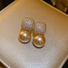 Brincos de tarraxa pequenos de prata com microincrustação de zircônia e face de pérola, quadrados de alta qualidade com diamantes inteiros, brincos elegantes de luxo leve, brincos de nicho