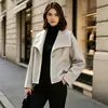 Nuevos estilos transfronterizos europeos y americanos otoño/invierno: Elegantes, minimalistas y chic abrigos cortos de lana con un patrón de onda en zigzag y colores contrastantes, perfectos para ir al trabajo.