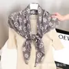 Lenço Quadrado Clássico Estampado com Flores Antigas 90cm Gaze de Bali, Lenço de Gaze Estiloso Protetor de Pescoço, Lenço Baotou Macio e Respirável