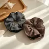 Scrunchie de moda estilo coreano de cuatro capas con estampado de cuadros blanco y negro, perfecto para crear una coleta baja chic, un accesorio para el cabello dulce y femenino