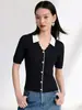 Top de punto negro simple y elegante de manga corta para mujer, con cuello camisero, bordes rizados, versátil y con un toque francés de alta gama, perfecto para el verano