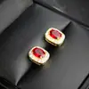 Aretes de Tachuela Dorados Rojos con un Toque de Lujo Ligero y Alta Gama, Adecuados para Ventas en Vivo de Comercio Exterior y Venta al por Mayor E7558