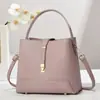 Fornecida diretamente pelo fabricante, a nova bolsa é estilosa, tem grande capacidade e pode ser usada como bolsa de ombro ou bolsa crossbody.. É uma bolsa de balde em versão coreana com um design simples e elegante.