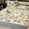 Outono e Inverno Espessado Esculpido Leite Veludo Lençóis de Cama Peça Única Forrado com Lã Cobertor de Cama Quente Veludo Coral Protetor de Colchão Conjunto de Três Peças