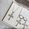 Conjunto Cruzado com Coroa Totalmente Cravejada Versa Revision para Homens e Mulheres Banhado a Ouro Retro Personalizado Moda Acessórios de Casal