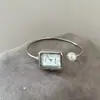 Reloj pulsera de perlas vintage para mujer, lujo ligero, exquisito, simple, elegante, versátil, reloj de cuarzo, accesorio para la mano