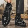 Sapatos masculinos plus size 48 transfronteiriços, moda outono, estilosos, design de três peças, couro branco envernizado masculino, sapatos formais de couro para cavalheiro