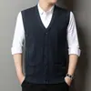 Nuevo chaleco cárdigan de punto liso de cuello en V para hombre, otoño e invierno, top sin mangas casual y elegante para papás