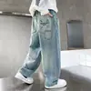 Calça Jeans Masculina Primavera e Outono 2026 Novo Estilo Calça Comprida Moda Coreana Calça Harem Estilosa Calça Estilo Pai para Crianças Grandes