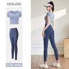 Traje de yoga de manga corta personalizado, nuevo, de secado rápido, top deportivo ajustado para mujer con cinturón y almohadilla para el pecho.