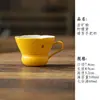 Juego de té de cerámica amarillo limón con detalles dorados, que incluye una taza con tapa, tetera, taza de maestro, taza de degustación, taza de té, soporte para tetera, posavasos y taza de equidad