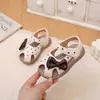 Sandalias Cerradas con Calados para Bebé Niña 2026 Nuevo Estilo de Verano Zapatos de Princesa con Lazo para Niñas Zapatos para Caminar Infantiles de Suela Suave