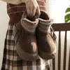 Novas botas de neve de cano alto estilo europeu e americano forradas com pele para mulheres, outono e inverno, forradas com fleece, quentes, que aumentam a altura, antiderrapantes, sapatos de algodão com cobertura total do calcanhar