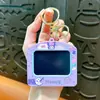 Chaveiro de Placa de Grafite Nova Transfronteiriça, Pingente Requintado e Fofo para Mochila, Chaveiro de Carro, Suprimento de Pequeno Presente para Máquina de Garra