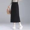 Falda sencilla de lunares para mujer, nuevo estilo otoño/invierno 2026, falda midi de línea recta adelgazante con una caída elegante y a la moda
