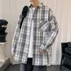 Camisa a cuadros retro literaria de manga larga estilo Hong Kong para hombre de mediana edad y joven cárdigan Harajuku japonés solapa top de pareja