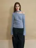 Sometime's presenta un diseño de estilo relajado y fluido con detalles de hombros descubiertos y plisados a mano, una camiseta de punto para otoño/invierno