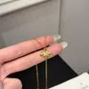 Design Original Estilo Retrô Vintage Cruz Flor de Íris Mini Colar para Mulheres Design de Nicho Corrente de Clavícula de Alta Qualidade