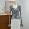 Puro y seductor, este top de punto de manga larga para mujer presenta un nuevo diseño de otoño/invierno con ribete de volantes, un escote en V, un corte ajustado y un favorecedor largo corto.