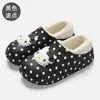 Pantuflas de Algodón Sanrio para Mujer Invierno Más Terciopelo Impermeables de Talón Cerrado Zapatos de Algodón Suela Gruesa Hogar Dibujos Animados Puntos Pantuflas de Algodón para Mujer Venta al por Mayor