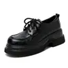 Sapatos femininos de couro com sola grossa 2024 Novo estilo britânico de cadarço de camada única com altura oculta Muffin loafers populares da celebridade da internet