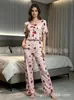 Novo conjunto de pijama europeu e americano para casa, com tops tipo camisola canelados estampados e calças compridas, um conjunto de duas peças para mulheres, perfeito para uso casual.