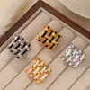 Anillo trenzado de oro con goteo de aceite estilo frío Ins japonés y coreano Diseño retro Anillo de acero de titanio chapado en oro de 18 quilates de alta gama para mujer