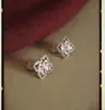 Pendientes Clásicos Europeos y Americanos de Cuatro Hojas Completamente Diamantados con Artesanía Fina, Nuevos Pendientes Florales con Zirconia Microincrustada, Accesorios de Oreja Elegantes y Versátiles