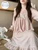 Novo estilo de camisola de manga comprida lisa com laço para 2026, adequada para primavera e outono, com decote quadrado, comprimento médio e pode ser usada como roupa de casa ou roupa exterior.