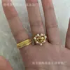 Anel Dourado Escovado com Lantejoulas Retro Europeu e Americano Design de Anel de Pérola Amoroso para Mulheres Acessórios de Anel de Dedo Retro para Usar Empilhado
