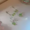 Pendientes de Borla con Flores Verdes Super Hada Brisa de Primavera para Mujer, Aretes de Botón de Lujo Ligero de Nicho, Pendientes Dulces y Elegantes