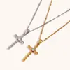 Collar Colgante Cruzado de Acero de Titanio Más Vendido Transfronterizo Serie Cadena de Clavícula de Oro de 18 Quilates Sin Decoloración Lujo Accesible Joyería de Nicho
