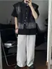Colete jeans lavado com efeito degradê e bordas desfiadas, uma jaqueta jeans masculina estilosa com gola alta, um top jeans curto em camadas e um colete