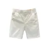 Versátiles shorts casuales blancos para hombres y mujeres, pantalones de cinco puntos finos de verano, pantalones rectos modernos para hombre para uso en exteriores