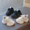 Zapatillas de moda para niños y niñas 2025 otoño nuevo antideslizantes suela blanda casual zapatos blancos ligeros para correr infantiles