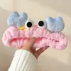 Faixa de cabeça de pelúcia divertida e peculiar para mulheres, com design de desenho animado, textura fofa e estilo de coroa alta, perfeita para lavar o rosto e adicionar um toque de sofisticação aos seus acessórios de cabelo.