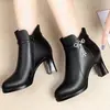 Botas de Algodão com Salto Grosso Antiderrapantes de Inverno para Mães Mulheres 2026 Novas Botas Curtas de Couro Pretas para Trabalho Sapatos de Couro Profissionais Versáteis