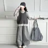 Conjunto estiloso e elegante de três peças para meninas, com um colete vazado, uma blusa de manga longa com acabamento em renda e calças casuais de perna larga, perfeito para a primavera e o outono.