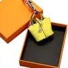 Colgante de minibolso de cesta, llavero de coche de cuero de alta calidad, funda para auriculares, decoración creativa para coche, venta al por mayor