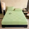 Lençol de Cama de Leite Engrossado Ajustado Peça Única Coral Fleece Esculpido Cobertura de Cama Totalmente Fechada Cobertura de Cama Tatami Conjunto de Três Peças Comércio Exterior Atacado