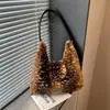 Bolsa de Pelúcia Estampada de Leopardo Nova de Alto Padrão Outono/Inverno para Mulheres Versátil Elegante Bolsa de Ombro Único Fofa Grande Capacidade Bolsa de Mão