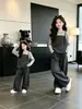 Conjunto de Alças para Meninas Primavera e Outono 2026 Novo Estilo Coreano Moda Calça Wide Leg Conjunto de Três Peças Roupa Infantil Tendência