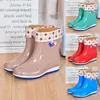 Botas de lluvia nuevas Zapatos impermeables para mujer Zapatos de goma Botas de lluvia de moda cálidas para mujer de altura media para adulto Antideslizantes para cocina trabajo Botas de lluvia