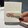 Horquilla con clip de pico de pato de metal con pintura al óleo de color blanco cremoso rosa de estilo de niña dulce, sencilla y a la moda con clip lateral de aleación de diamantes de imitación.