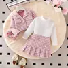 Conjunto de três peças estilo Chanel para meninas: jaqueta infantil, blusa básica e saia plissada, coleção outono 2026, conjunto estiloso para meninas